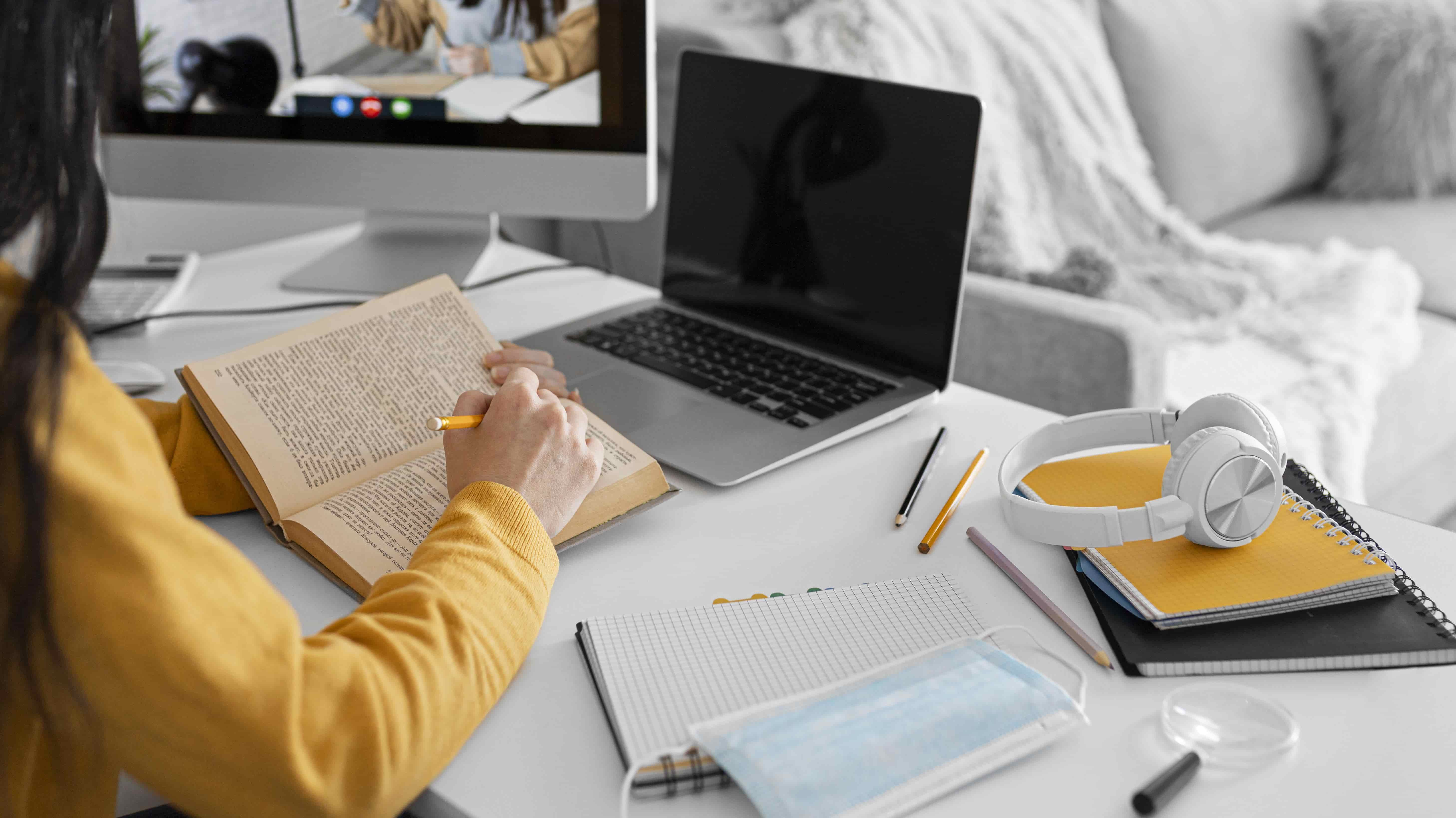 Online Learning vs. Traditional Classrooms: Which Is the Future of Education?